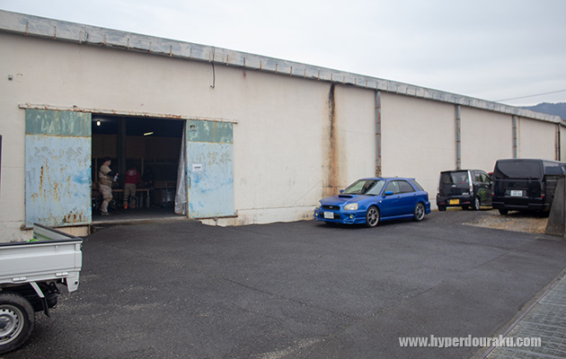 倉庫のような建物