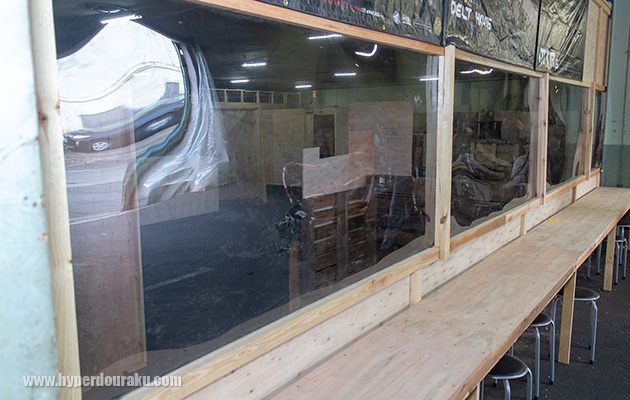 観戦用の大きな窓