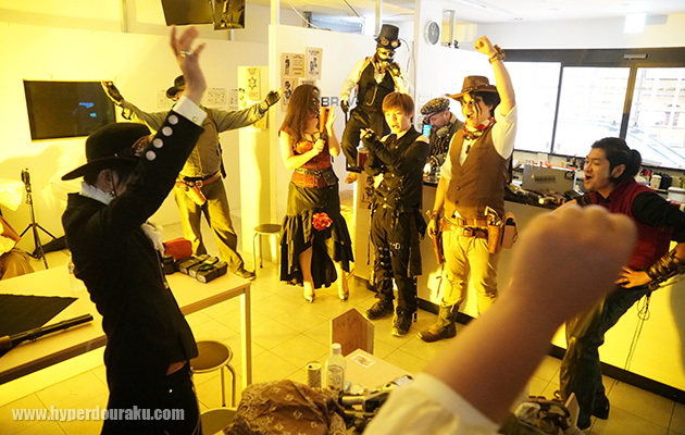 開会式と共に酒場に変わる