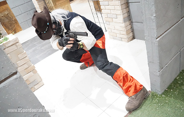 低く構えて撃つ