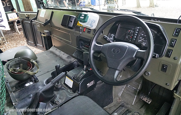 高機動車の運転席