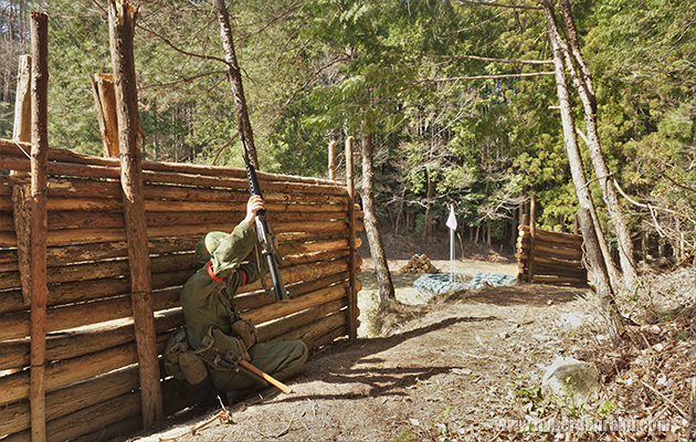 木で組まれたバリケード