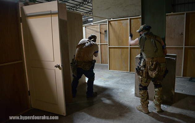 激しい着弾音が響く