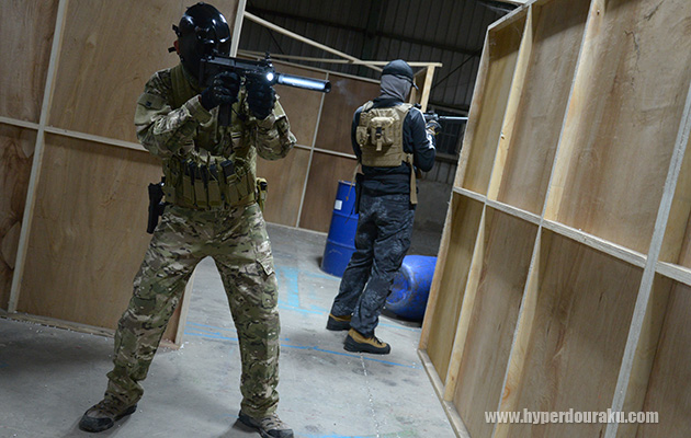 流れ弾が背中にヒット