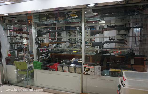 店主の姿もない