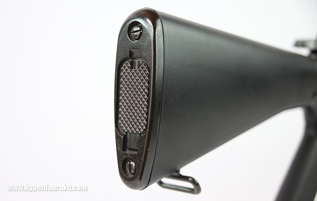 バットプレートは金属製