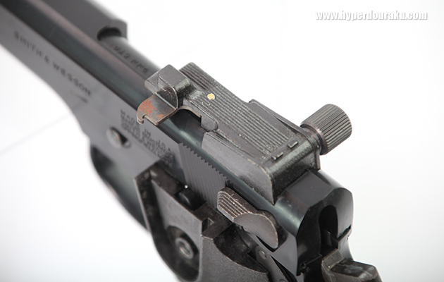 松葉バネを引っ掛けて押し下げる